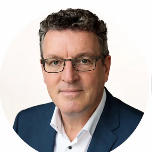 Portret van Ed Reininga op een lichte achtergrond