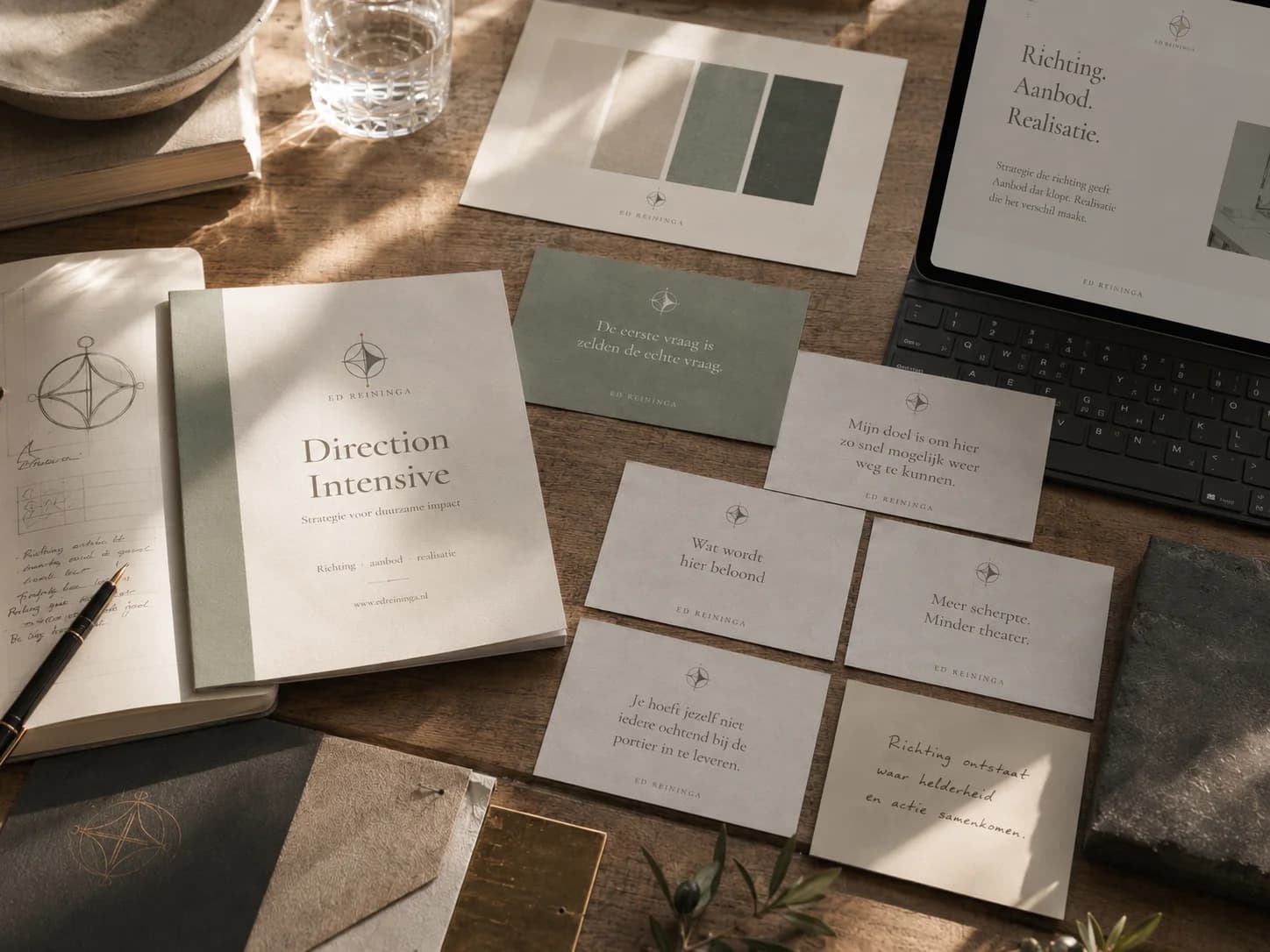 Ed Reininga-werktafel met Direction-document, typografie, kleurstalen, schermontwerp en materiaalmonsters