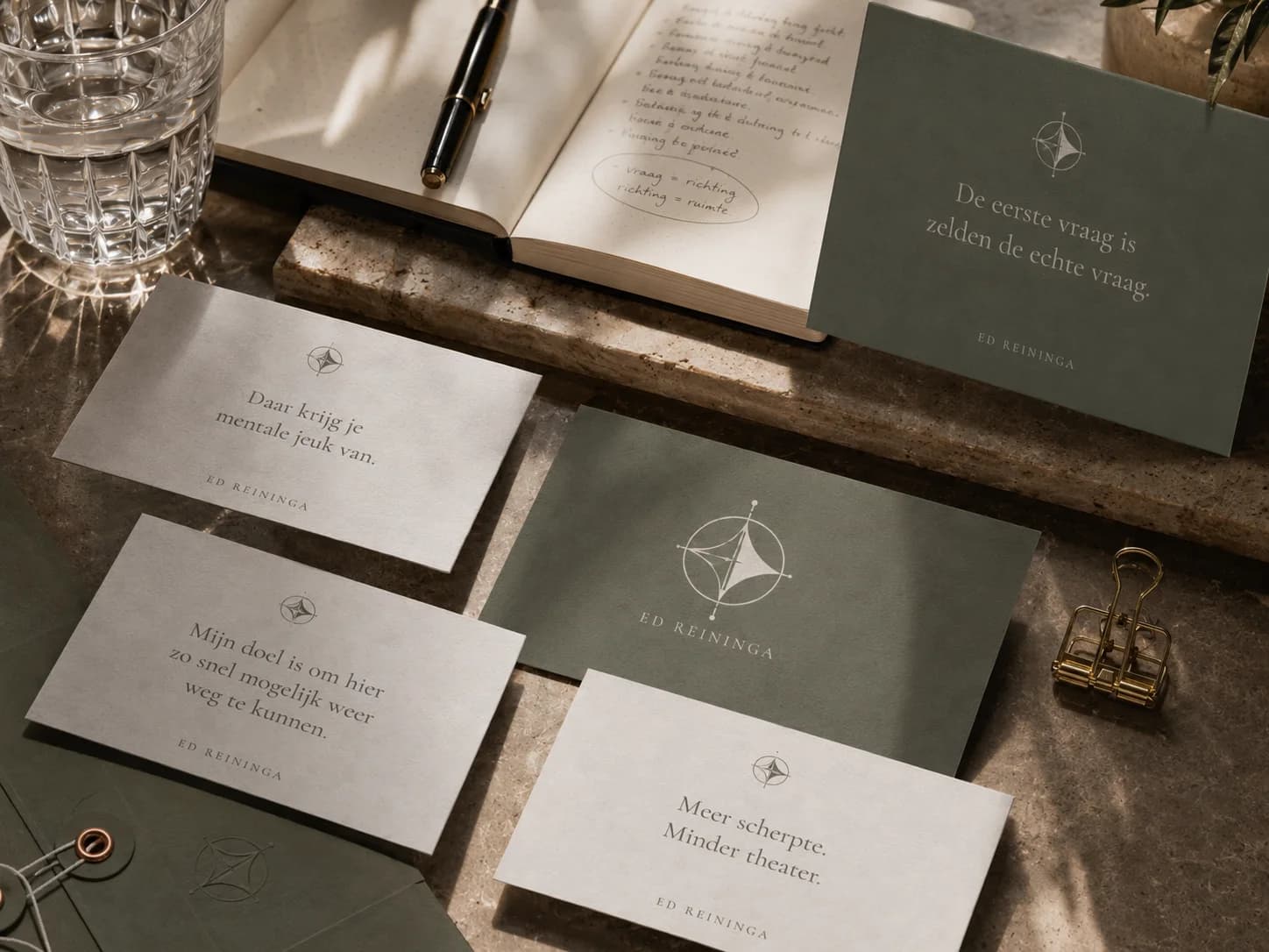 Werkdetail met notitieboek, quotes, Ed Reininga-huisstijl en tastbare materialen